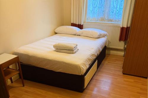 London Borough of Hounslow Apartment | 2 bed-Sleeps 4-Private Patio-Pets-Near Heathrow
