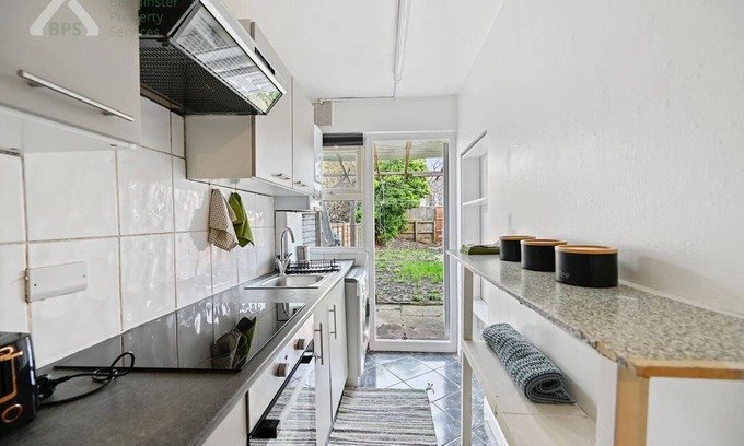 Tottenham Apartment | 2-bed - Sleeps 4 - With Garden