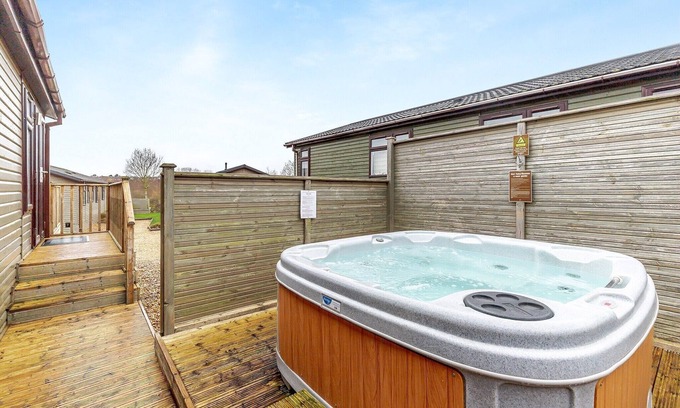 Ashby Woulds Cabin | 2 bedroom accommodation in Overseal, Nr Ashby-de-la-Zouch