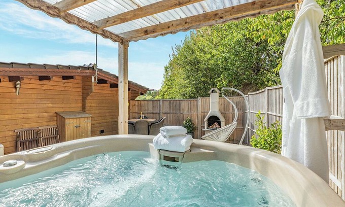 Welsh Frankton Ski Chalet | 2 bedroom accommodation in Ellesmere