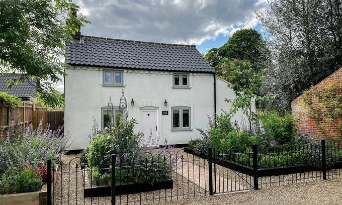 Hopton Cottage | 2 bedroom accommodation in Norton Subcourse, near Norwich