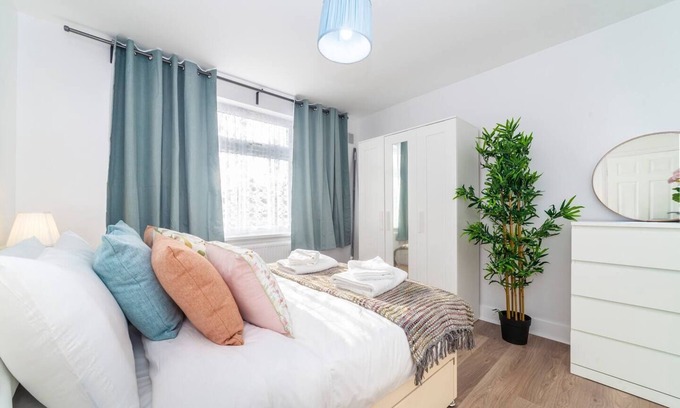 Enfield Highway Apartment | 2-Bedroom Apartment in Greater London: Explore and Relax
