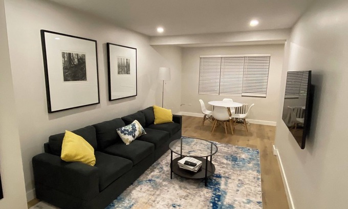 Port Credit Apartment | 2 Bedroom Beauty! Located on the Lakeshore in Port Credit, Mississauga.