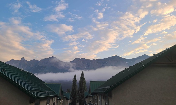 Harvie Heights Ski Chalet | 2 Bedroom Chalet between Canmore & Banff (sleeps 7 (up to 6 Adults and 1 Child)