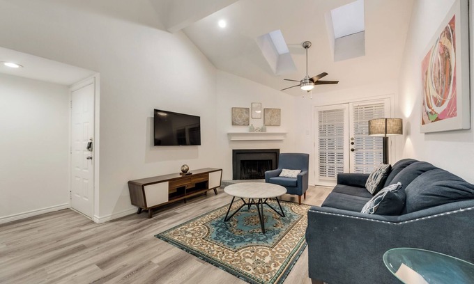 Vickery Meadow Condo | 2-bedroom condo in charming Dallas with WiFi, AC