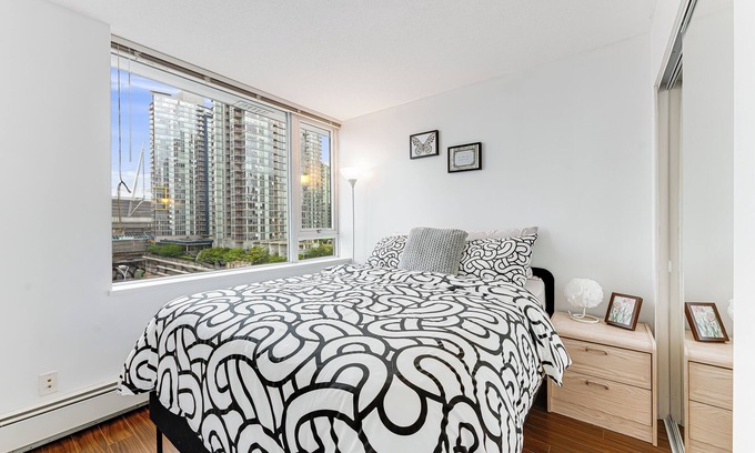 Central Condo | 2 Bedroom condo in heart of Downtown Vancouver with Pool, Gym & Free Parking