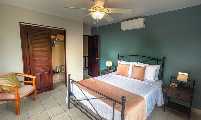 Quepos Condo | 2 bedroom-condo-pool privacy. 5 minutes to Quepos