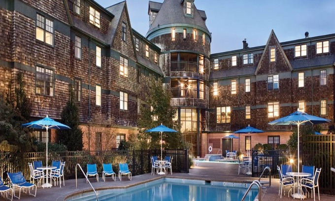 The Point Condo | 2 Bedroom Deluxe Condo, Sleeps 6, Kitchen, Downtown Newport, Long Wharf Resort!