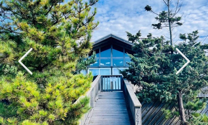 Long Island House | 2-bedroom designer bungalow with Hot Tub, 1GB FiOS, AC, steps from the beach