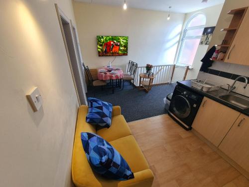 Rochdale Apartment | 2 Bedroom Flat Free Parking Fast Wi-Fi Self Check-in Visit Manchester Oldham Bury