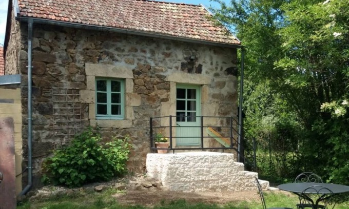 Virlet Cottage | 2 bedroom French Dog Friendly Gite with access to large garden and swimming pool