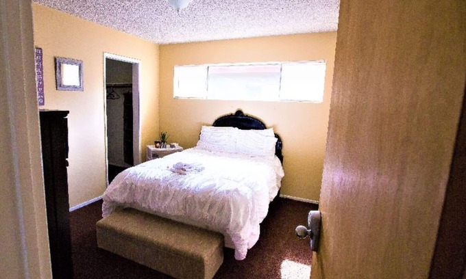 Oleander - Sunset House | 2 Bedroom Gated Townhouse with Private Entrance In Downtown Bakersfield