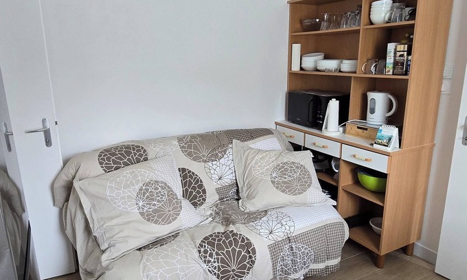 Curzon Apartment | 2-bedroom self-contained apartment sleeps 4 to 6, 20min from beach
