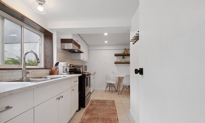 Cobble Hill Other | 2 Bedroom suite with hot tub! Minutes to local attractions, trails and dining