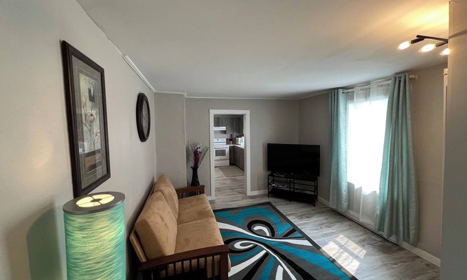 Winnipeg House | 2 beds/3 br with office very specious unit in StB with free parking and wifi.