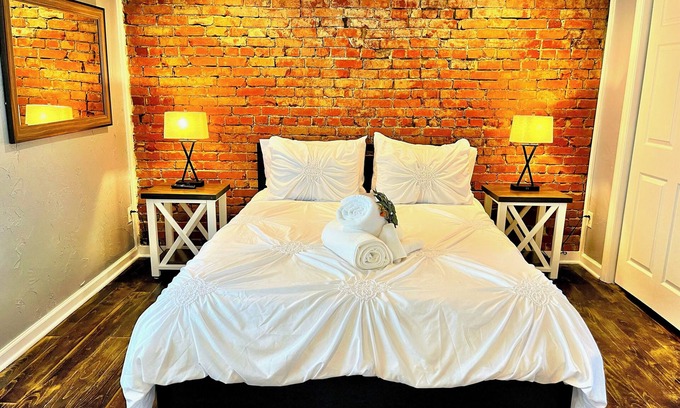 East Allegheny Apartment | *2 BR/2 Bath IDEAL Hospital Access*Free Park*Walk