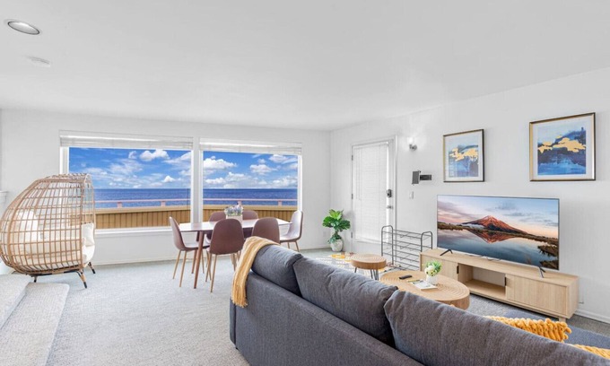 Oak Harbor Apartment | 2 BR Unit w/ Mesmerizing Water View @Oak Harbor