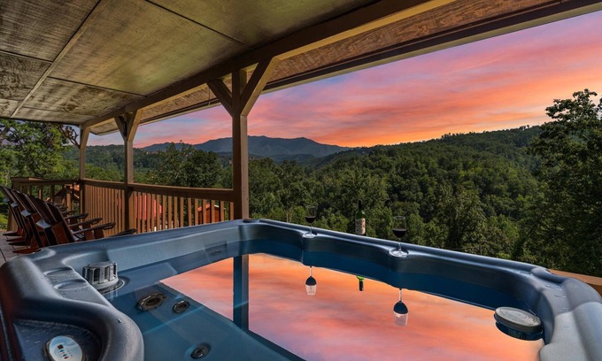 Gatlinburg - Pigeon Forge Cabin | 2 King Bds-SL 4-Great View-9 Mins to D'wood- Most Bear Visits-Cleanest Cabin Too