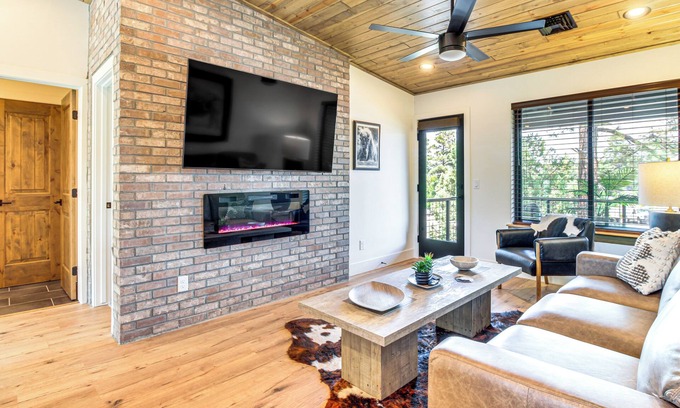 Torreon House | 2 Mi to Fool Hollow Lake: Modern Loft w/ Balcony