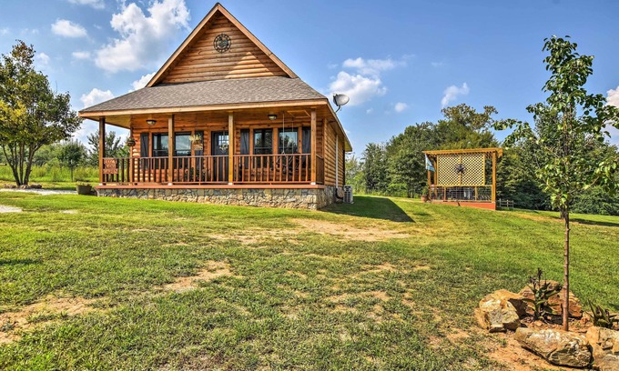 Hot Springs Cabin | 2 Mi to Lake Hamilton: Hot Springs Cabin w/Loft!