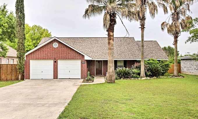 McQueeney House | 2 Mi to Lake McQueeny: Gem w/Covered Patio