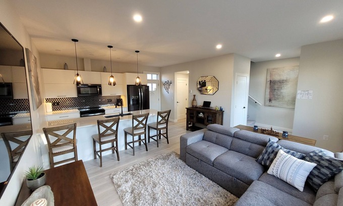Okanagan-Similkameen House | 2-Min Lake Stroll: Chic 2-Bed Downtown Gem!rnrn