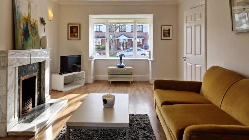 Leopardstown House | 2 minute walk to LUAS (tram)