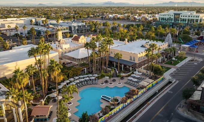Downtown Resort | 2 Queen Beds & Gorgeous Sunset Views! Pet Friendly, Free Parking!