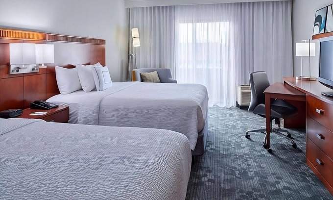 Indianapolis Hotel | 2 Relaxing Units Close to Butterfly Village! Indoor Pool, Pet-friendly!