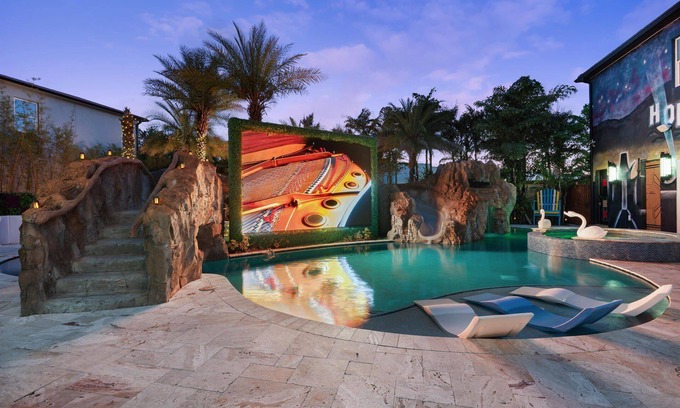 Loughman House | 20 Bedroom Hollywood Themed Mansion Private Pool+Lazy River