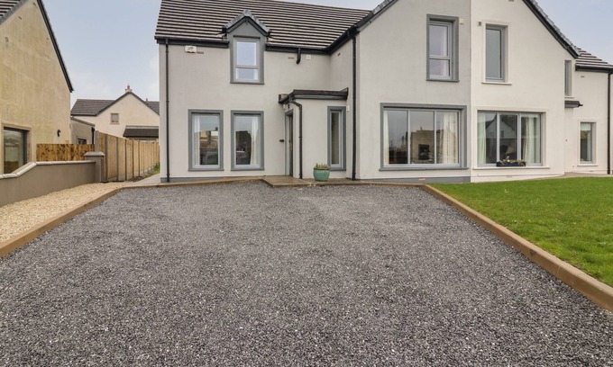 Fenit Cottage | 20 LIGHTHOUSE VILLAGE, family friendly in Fenit, County Kerry