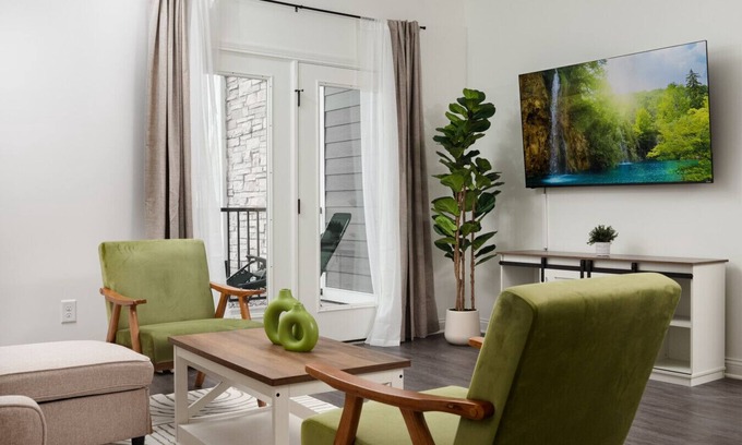 Whitestown Apartment | 20 mins DT | Sleeps 3 | Opulent Suite Spacious Gym