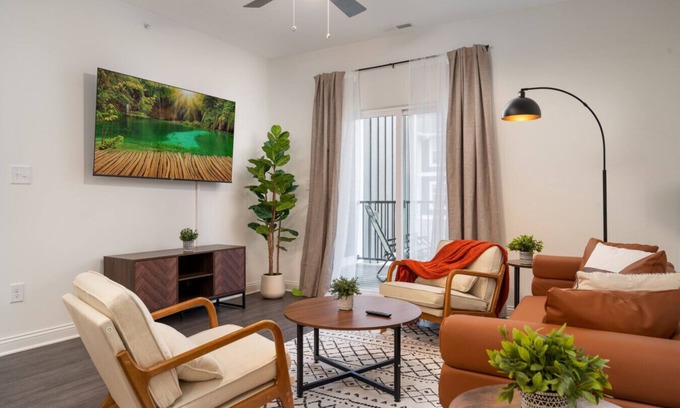 Whitestown Apartment | 20 mins DT | Sleeps 9 | Earthy Elegance Spacious