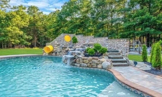 Mastic House | 20 Minutes from the Hamptons! Quiet 4 bedroom getaway with pool.