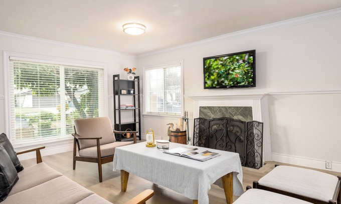 Chino House | 20% OFF Monthly/Modern 3BR 2BA/Private Backyard Retreat/Prime Location