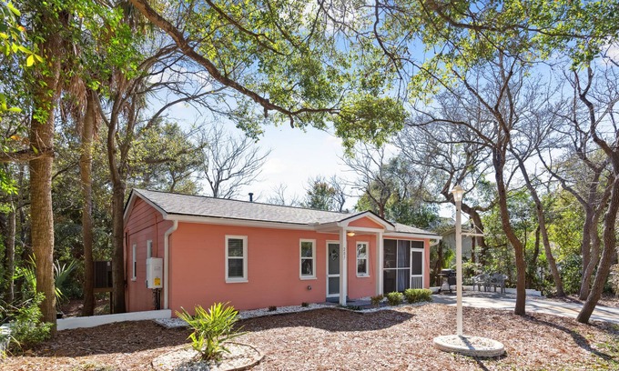 Folly Beach Cottage | 207 W Cooper - The Coop - Cute Folly Cottage in Central Location - Pets Considered