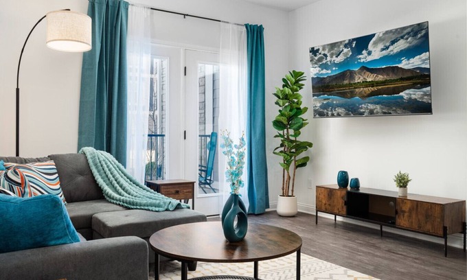 Whitestown Apartment | 20mins DT| Sleeps 9 | Aqua Oasis Spacious Gym
