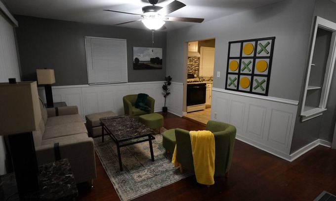 Gary House | 20mins from beach, 10guests/WIFI/1.2 baths/ping pong/pool table/treadmill n