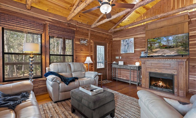 La Grange Cabin | 22 mi to Round Top Warrenton for Antique Week, 2/2 cabin on a quiet lake, Wif