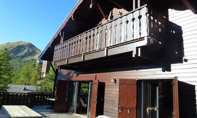 Isola Ski Chalet | 220 m² Chalet ∙ 6 bedrooms ∙ 10 guests