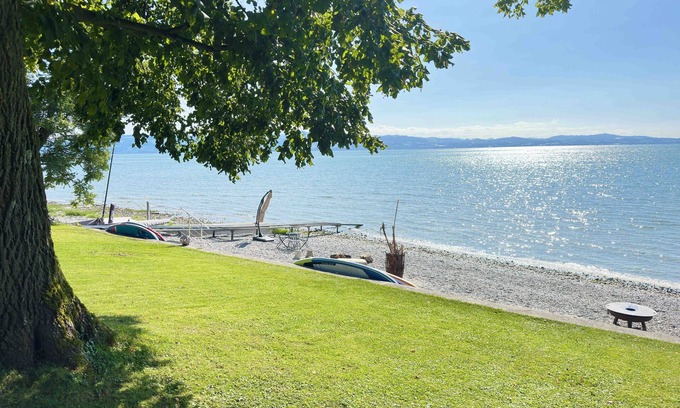 Nonnenhorn Apartment | 240 m² Ferienwohnung direkt am Bodensee mit privatem Strand und Fasssauna