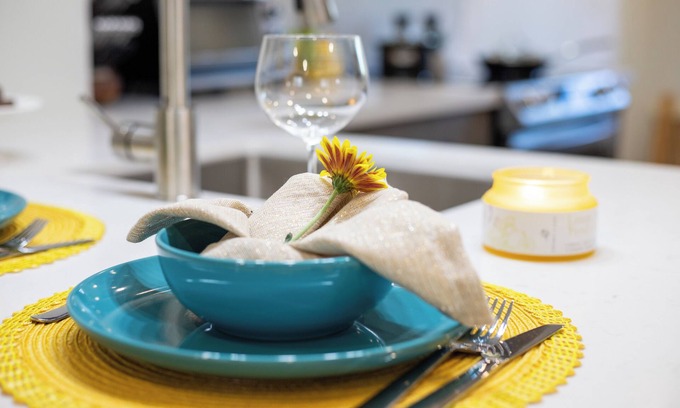 Cooksville Apartment | 25 mins to Toronto. 5 mins to Trillium Hospital. Quiet, friendly neighbourhood