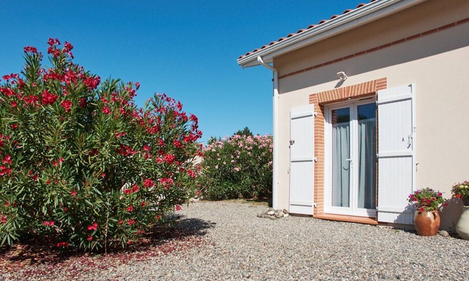 La Salvetat-Saint-Gilles Apartment | 25m2 self-contained studio near Toulouse Private garden and parking