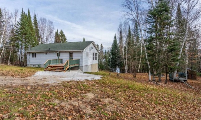 Cayamant Cottage | 275 ch du petit cayamant · Sunny 3 Bedroom Cottage on Lac Cayamant