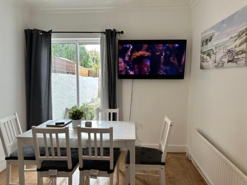 Enfield Lock House | 29 minits to airport and 29 mints to Liverpool st central London