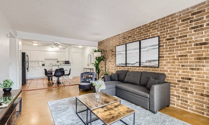 Travis Heights Apartment | 2B Getaway | Walk Dtwn | Sleeps 6 | Pool + Prkg