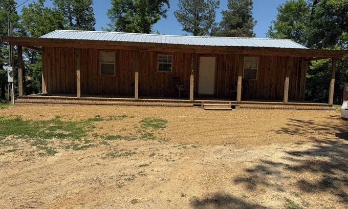 Elliott Cabin | 2bedroom cabin with AC,Heat,WiFi in Gore Springs just 2.6 miles to Grenada lake