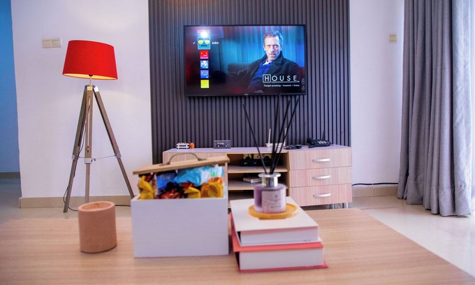 Ikoyi Apartment | 2BR Apt | 24-7 Power, Free Wifi, Gated Estate in Lekki