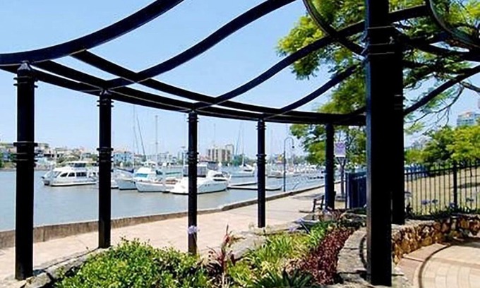 Kangaroo Point House | 2BR Beautiful River Retreat Pool Wine Gym Netflix