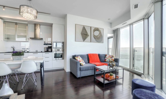Toronto Entertainment District Condo | 2BR Condo + Free Parking - CN Tower, Ent District
